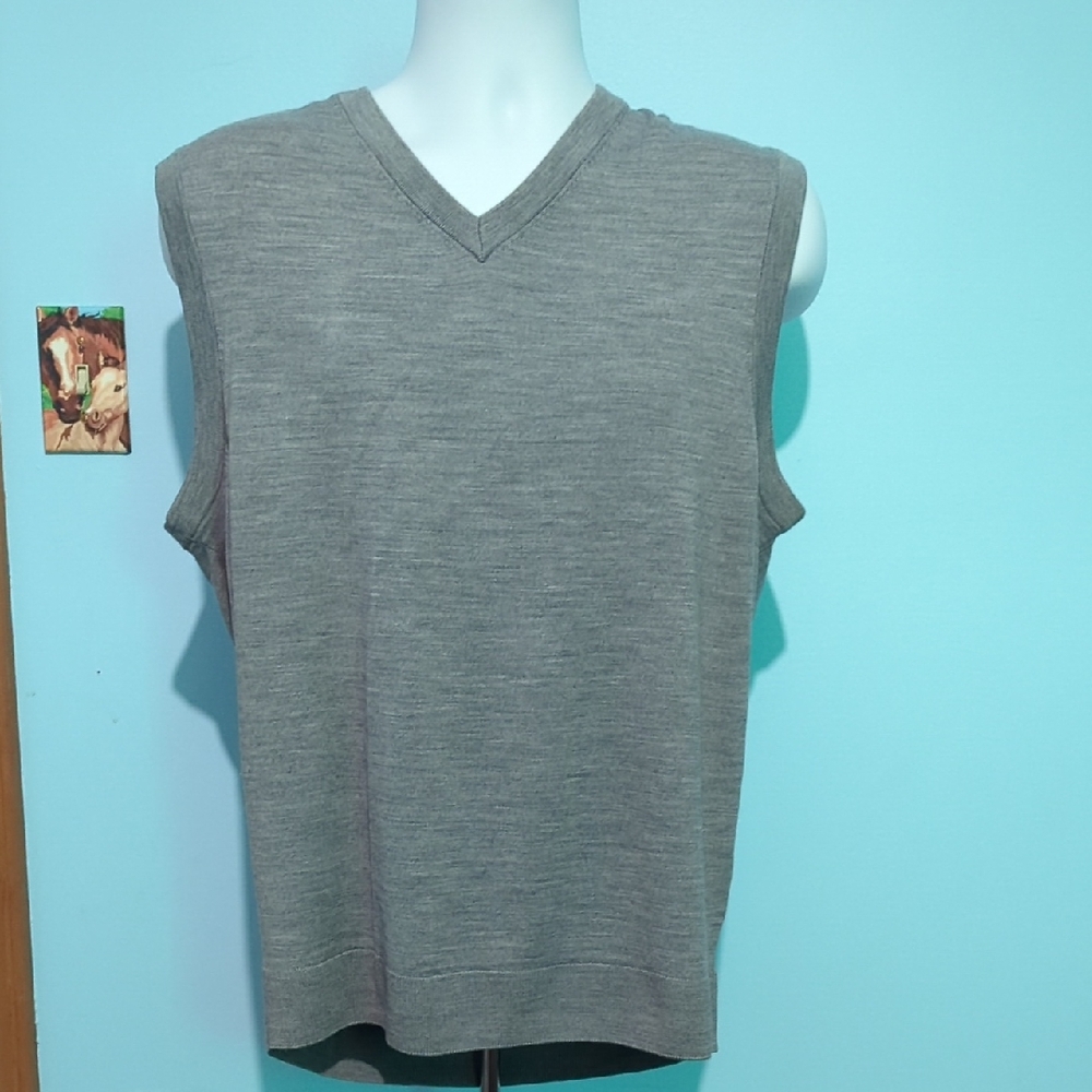 Men's V-Neck Sleeveless Sweater in Gray